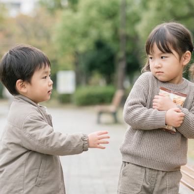 孩子不願意分享食物，是自私嗎？從分享、拒絕與界線教孩子學會人際互動​