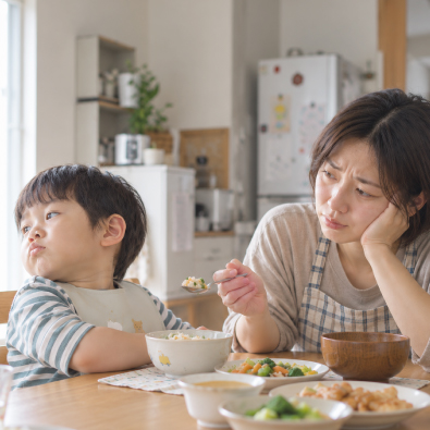 吃飯總是扭來扭去、含著飯不吞？那些在餐桌上拉扯的日子，其實大人與孩子都在學習